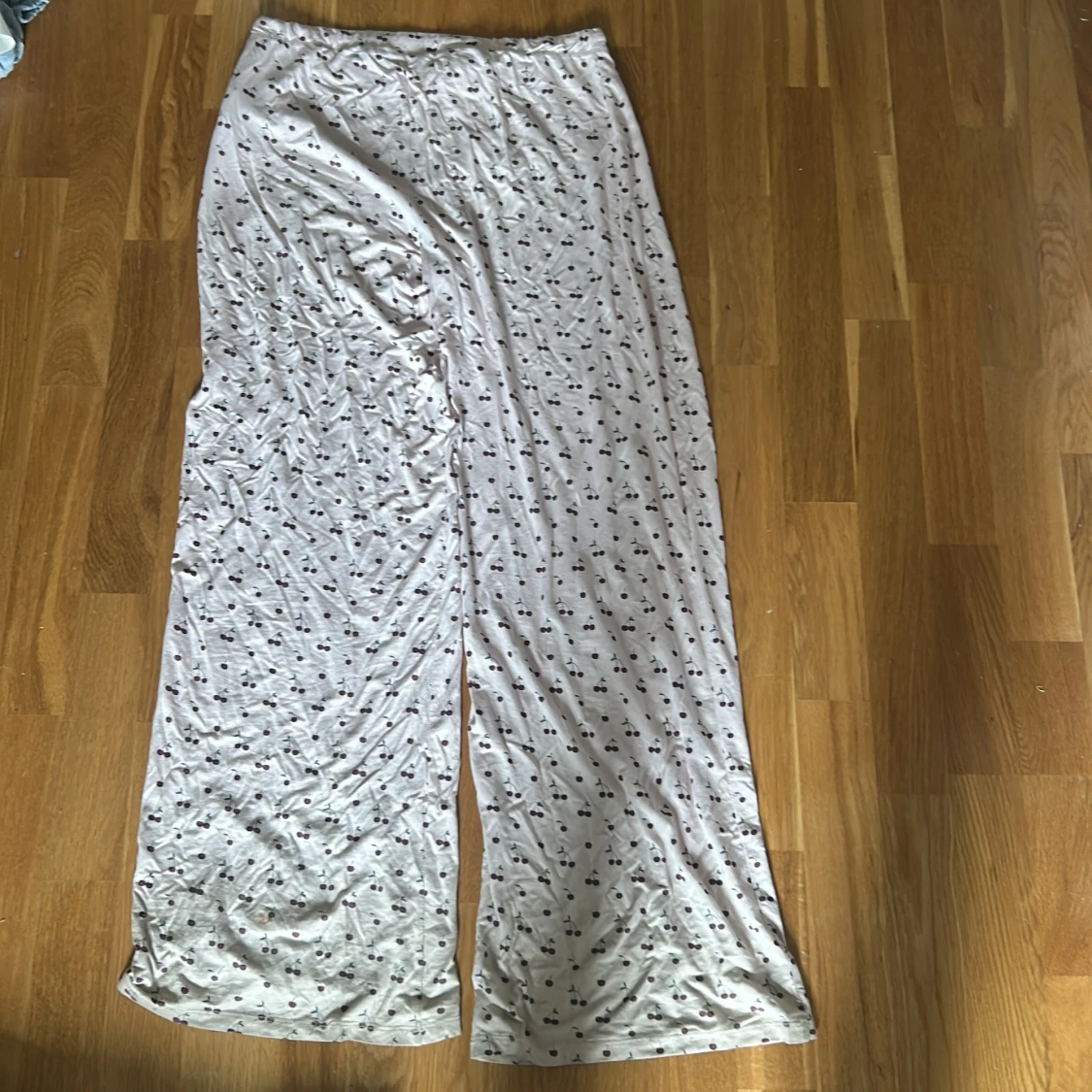 Ljusrosa vida byxor med körsbär - 1