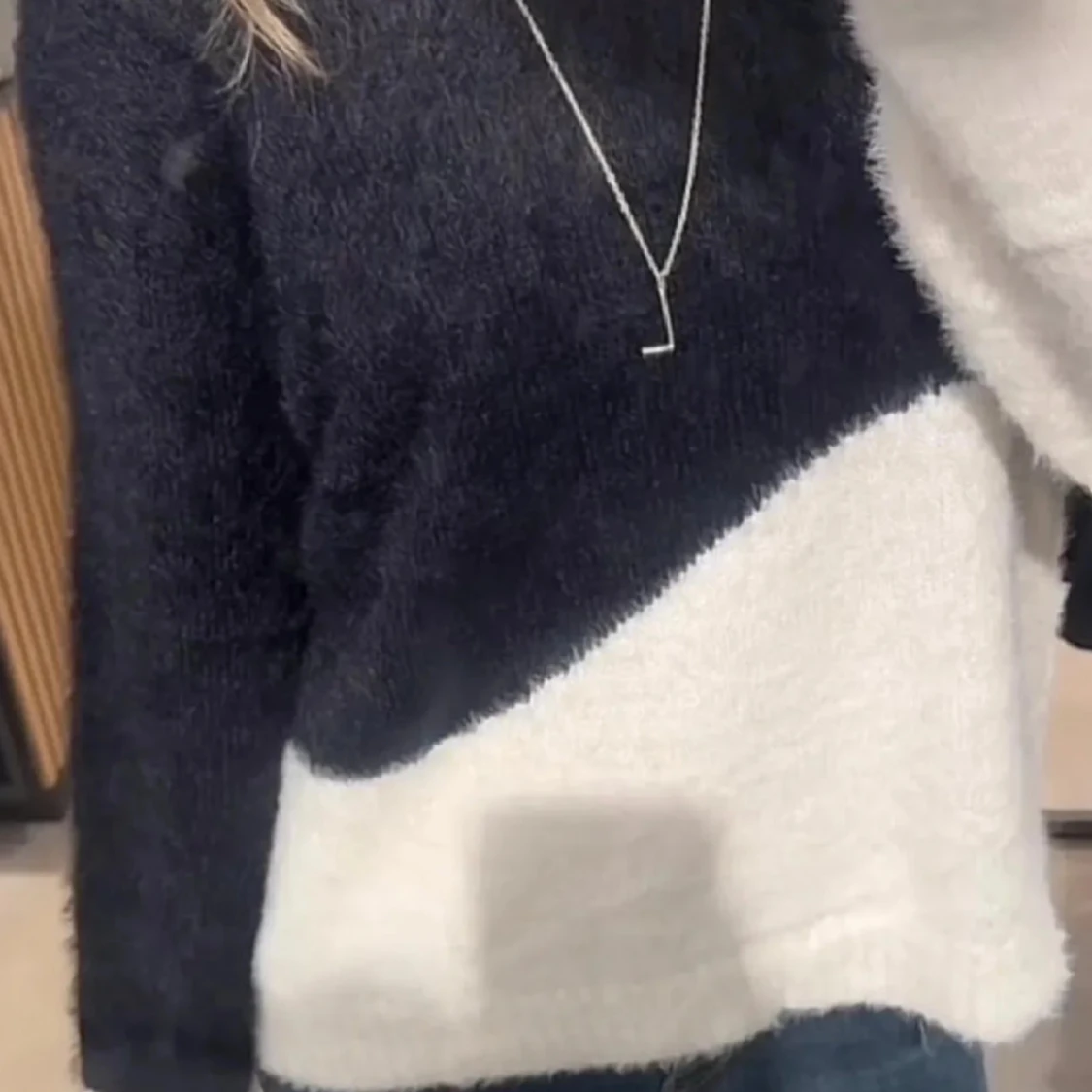 Svartvit fluffig stickad tröja - 1