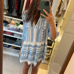 Ljusblå kort klänning  - Så himla söt. Så fin till stranden men också som dagsklänning 😍❤️ 