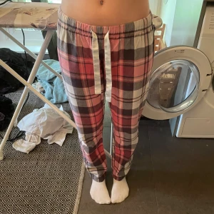 Mjukis byxor - Ett par mjukisbyxor, lappen är avklippt men vet att de är i storleken xs. Vet dock inte vad märket heter. Har ett litet hål på ena knät men går säkert att laga