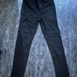 Svarta skinny jeans från Divided barn - Svarta skinny jeans från Divided med klassisk femficksdesign och smal passform. Jeansen har normal midja och är tillverkade i bomullsmix med lite stretch för extra komfort. Perfekta till sneakers eller boots.