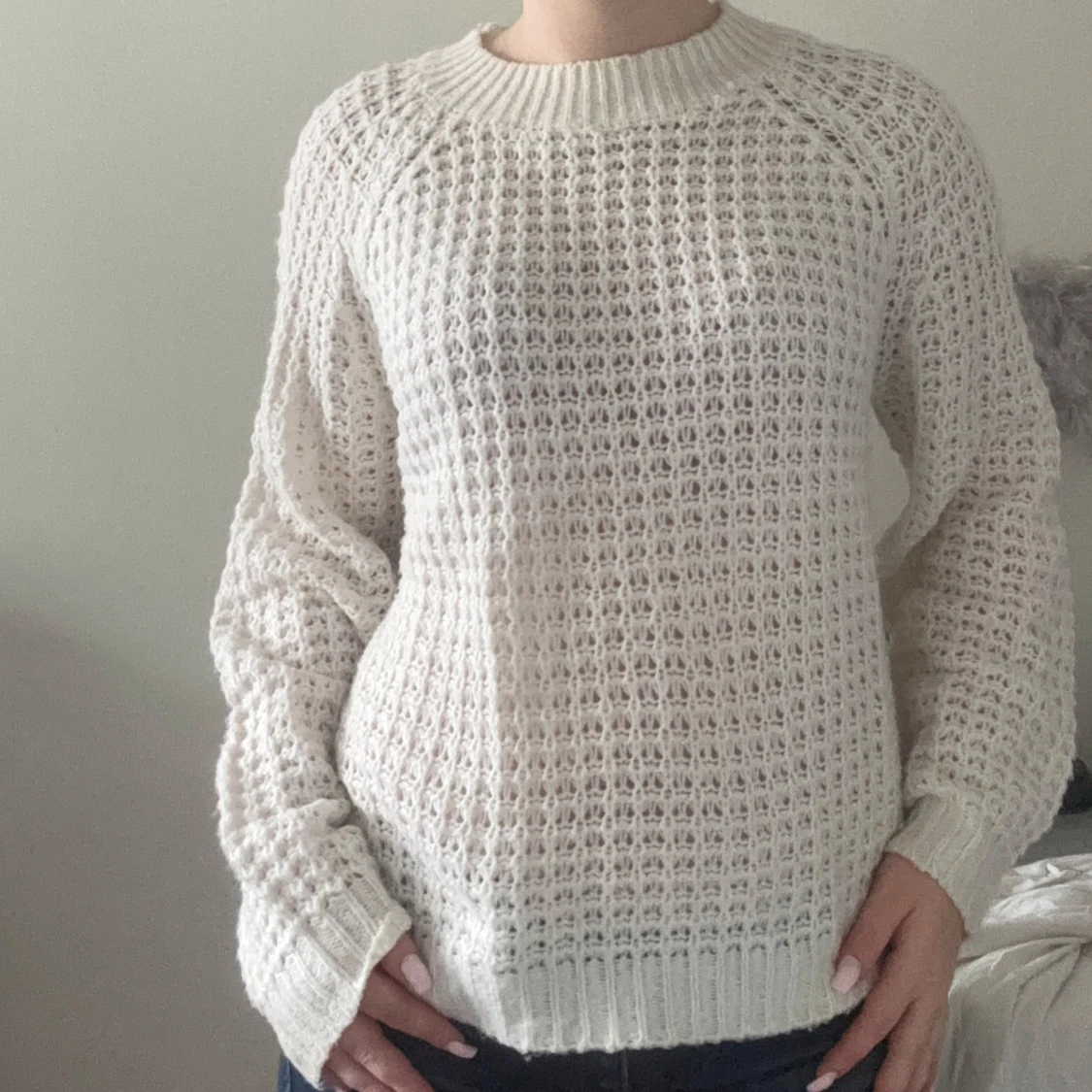 Vit stickad tröja med grovt mönster - 1