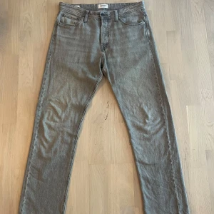 Jack & Jones Relaxed/Chris - Snygga grå jeans från Jack&Jones i toppskick! Mycket bra skick, använda fåtal gånger. Storlek W32 L34, modellen Relaxed/Chris. Köptes 3 veckor sedan för 699kr. Hör av er vid frågor!🤝🔥
