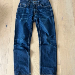 Nudie Jeans Dry Maze Selvedge - Nudie jeans Gritty Jackson modellen 26/32 uppsydda till 26/30.Slim/Straight fit dm för bilder!Använda i 8 månader inte tvättade.Ytterbenslängd-93cm Midjemått-36,5cm Benöppning-17cm.Selvedge är ett tyg från japan som gör att ju mer man andvänder de ju snyggare blir dem.Dem åldras typ som vin ju äldre ju bättre.