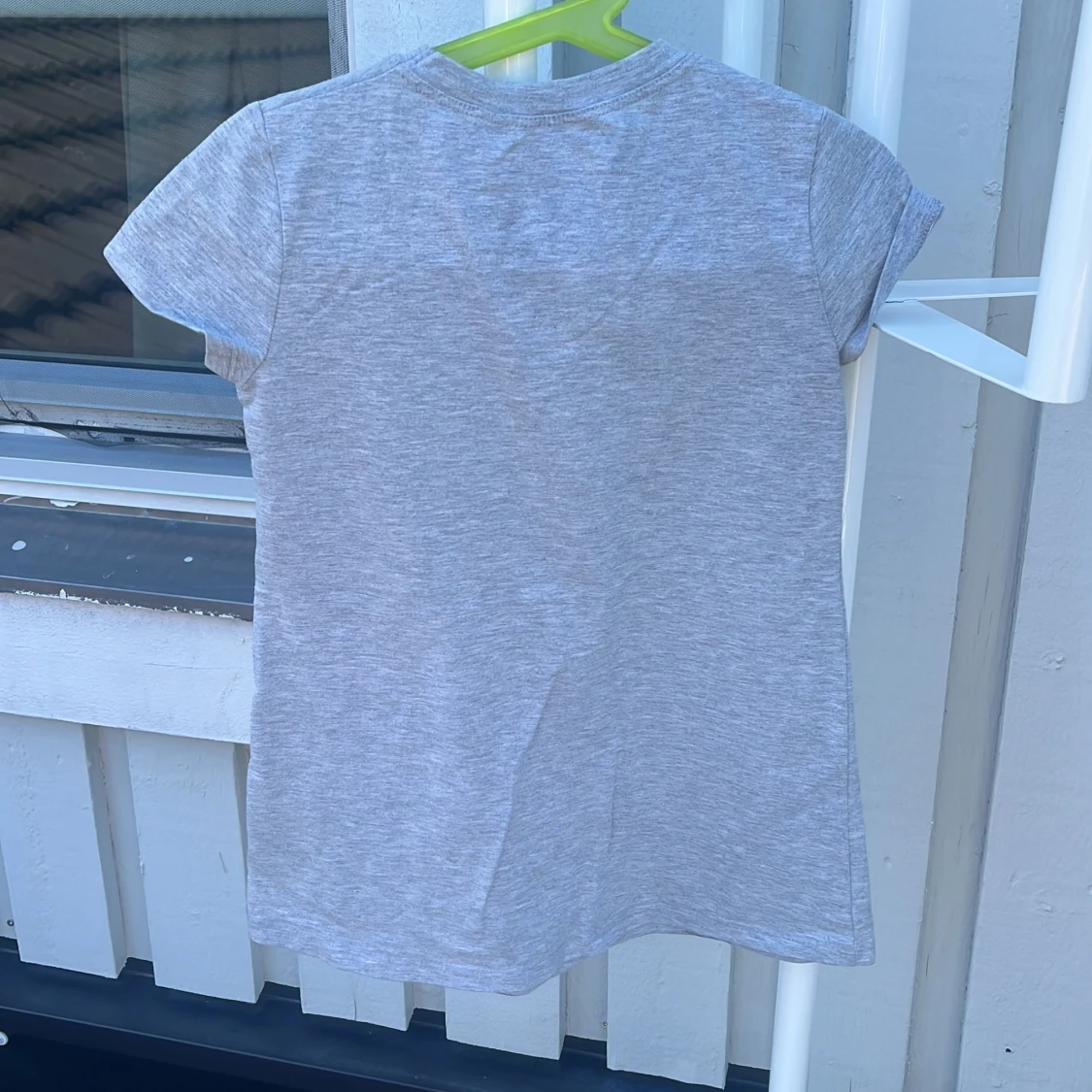 Grå t-shirt med kattmotiv från Lindex - 1