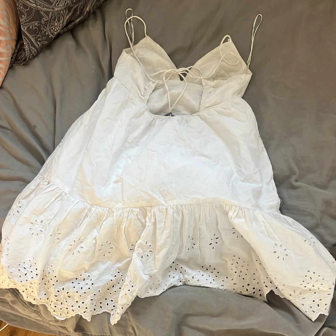 Vit somrig klänning med broderade detaljer - 1