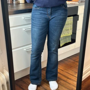 Blå lågmidjade bootcut jeans från John Baner - Snygga blå jeans från John Baner med klassisk femficksmodell och bootcut-ben. Jag är 173 för referens! 