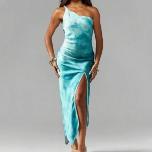 Turkos långklänning med slits - Snygg turkos långklänning med one shoulder-design. Klänningen har slits framtill och en smickrande passform som framhäver figuren. Nytt skick!