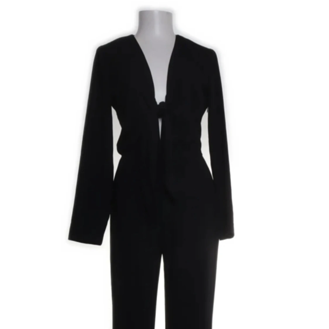 Svart jumpsuit med knyt från Zara Woman