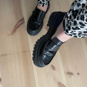 Svarta chunky loafers i lack - Snygga svarta loafers med chunky sula och glansig lackfinish. 