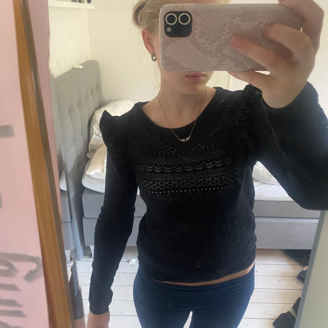 Svart stickad tröja med volangdetaljđ