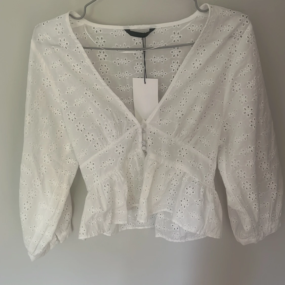 Vit broderad topp med v-ringning - 2