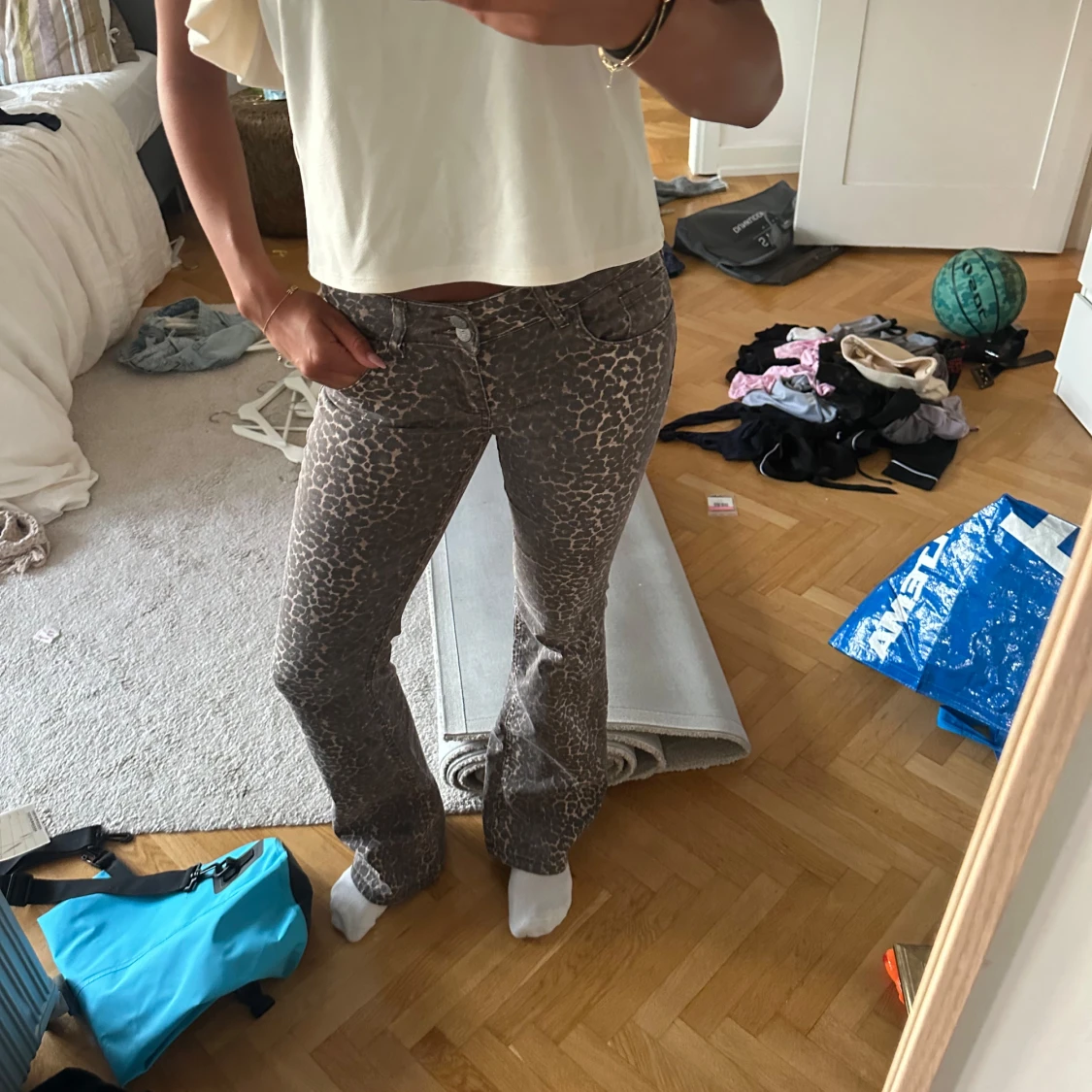Leopardmönstrade bootcut jeans från Nelly - 1