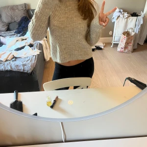 Grå ribbstickad croppad tröja - Supermysig grå ribbstickad tröja med croppad passform och långa ärmar. Perfekt för dig som gillar en chill och trendig stil. Tröjan har en mjuk känsla och passar perfekt till både jeans och mjukisbyxor.