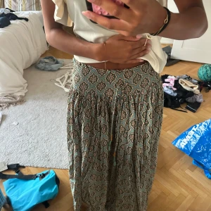 Mönstrad långkjol i grönt och beige från Zara!❣️ - Säljer en flowy långkjol med mönster i grönt, beige och brunt. Kjolen har ett bredare, stretchigt band i midjan som gör att den sitter jätteskönt! Inga defekter och använd 2 gånger!❣️