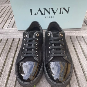 Lanvin skor(nya) - Hej! Säljer nu dessa sjukt snygga Lanvin skor. Skorna är i nytt skick, använda en gång! Vi rekommenderar att gå ner en storlek. Har ett begränsat antal boxar och dustbag! Hör gärna av dig vid frågor 