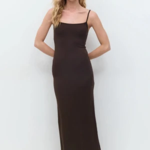 Brun klänning  - Säljer denna väldigt fina långklänning från Gina tricot i storlek S. Har aldrig använt och prislappen sitter kvar! Nypris 299kr