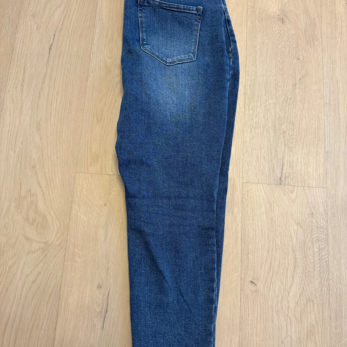Blå skinny jeans med slitningar - 1