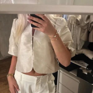 Beige blus  - Från MQ storlek M. Nypris 699