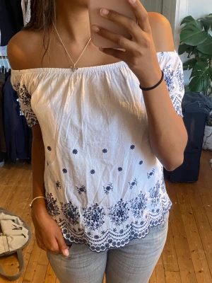 Blus - Så söt blus med blommor!!