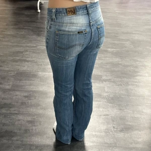 Ljusblå bootcut jeans från Lee - 40cm waist. 101cm full length. 77cm inner leg. 