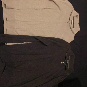 Jack & Jones half zip stickad tröja - Två stilrena stickade tröjor från Jack & Jones i storlek S. Ena är ljusbeige och den andra mörkgrå, båda med half zip-dragkedja säljer då de är försmå för mig riktigt snygga för en vanlig vardag Elle för festande skulle säga skicket är 9-10 på dom inga fläckar Elle något nypris är 499kr styck säljer de båda för 230kr och 130kr styck