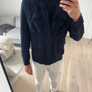 Overshirt Zara - Säljer en mörkblå overshirt från Zara i storlek S. Aldrig använd, jag köpte en annan jacka kort därefter och har därför inte haft användning för den här. Nypris: 1000 kr. Kvitto medföljer. 