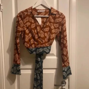 Zara blus!  - Blus från Zara! Mönstrad omlottblus från Zara! Ny med prislappar! Blus omlott från Zara, prislapp kvar! Vackra färger!  Klädda knappar  Prislappar kvar  XS  The jasmin blouse  Ny 100% bomull