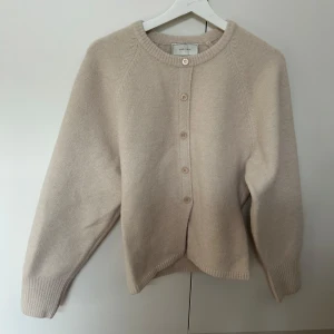 Neo Noir stickad åtsittande tröja - Endast testad och är i nyskick. Smickrande modell som sitter åt i midjan🤍