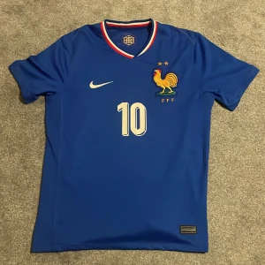 Frankrike 10 mbappe - En riktig poppis i samhället blir man med denna spektakulära tröja 9/10 inte använd så mycket. Storleken är medium men passar large också,Nypris 1200.🇫🇷