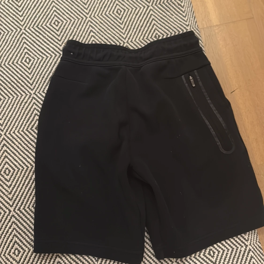 Svarta Nike tech shorts med snörning - 1