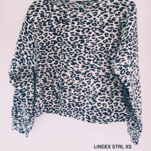 Leopardmönstrad tröja från Lindex XS - Cool långärmad tröja från Lindex i storlek XS med leopardmönster i svart och beige. Tröjan har en relaxed fit och är tillverkad i mjuk bomullsmix, perfekt för dig som vill sticka ut med ett djurmönster. Snygg till både jeans och kjol!  Helt skick dock ev lite ljusare i färgen & små tvättludd
