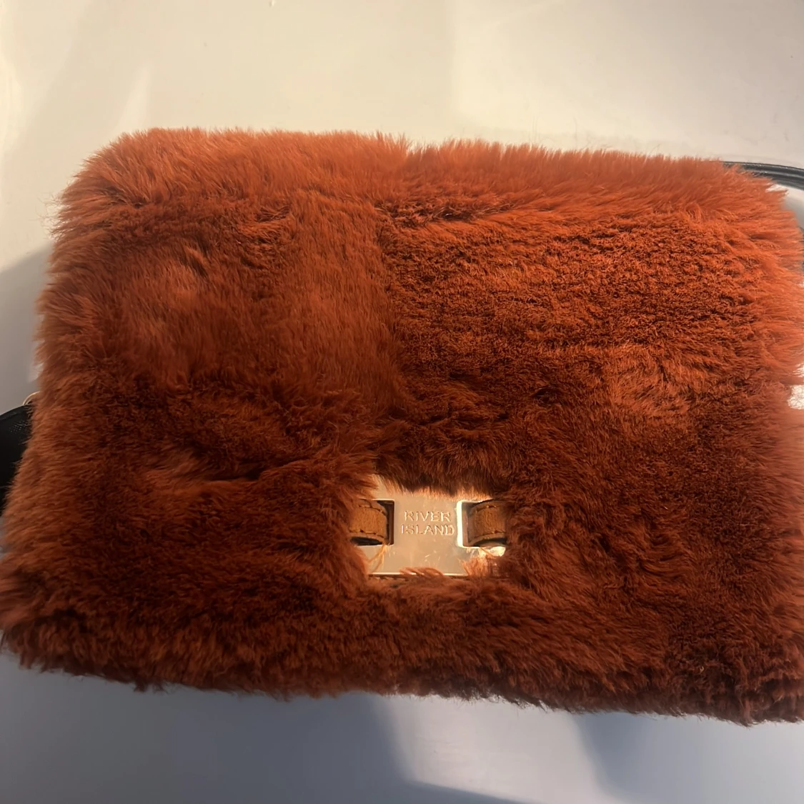 Brun fluffig axelväska River Island - 1