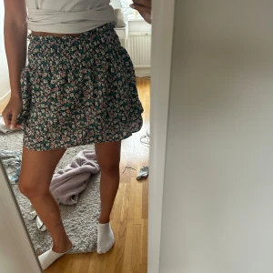 Blommig kjol med volang - Supersöt kjol med blommigt mönster. De är en resor i midjan som jag gillar att vika ner för att få en kortare kjol. Hör av dig vid frågor!!🤍