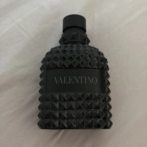 Valentino born in roma rockstud noir  - Tjena! Nu säljer jag denna svårtillgängliga parfym Valentino born in roma rockstud noir. Det är en 100ml flaska och det är ungefär 80ml kvar skulle jag uppskatta, det är en riktigt härlig parfym, bara skriva vid funderingar 🤩