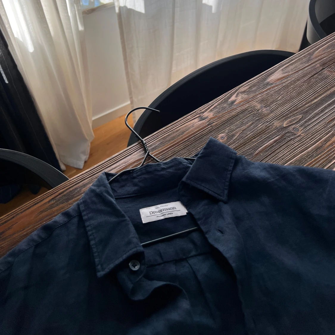 Mörkblå linneskjorta från Dressmann - 3