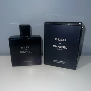 Bleu de Chanel Eau de Parfum - Bleu de Chanel Eau de Parfum för herr, ikonisk doft i elegant mörkblå glasflaska med svart lock. Flaskan har en stilren, fyrkantig form och kommer med originalkartong i matchande mörkblå färg. En klassisk och tidlös parfym från Chanel.