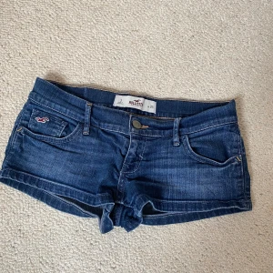 Mörkblå jeansshorts från Hollister - Jättesnygga jeansshorts från hollister, säljer då de är lite för små💗Skriv till mig innan du klickar på köp eller om du har en fråga💗