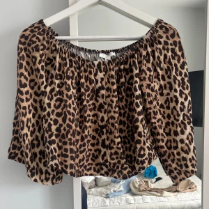  offshoulder topp H&M - Jätte snygg blus/topp i leopard mönster från HM! Den sitter så fint och har inga defekter 💓Säljer den då jag inte har användning för den längre🩷 Priset går att diskutera och de är bara att fråga om bilder vid intresse💕