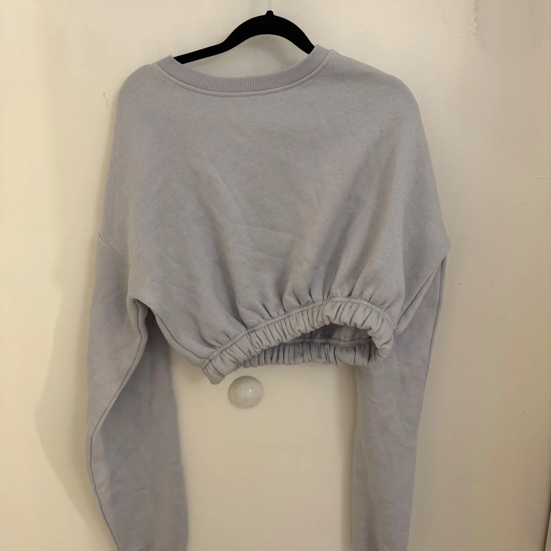 Ljusgrå croppad sweatshirt