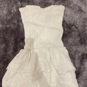 Vit axelbandslös kortklänning Gina Tricot - Supersöt vit axelbandslös kortklänning från Gina Tricot som jag använt ett fåtal gånger💓 Kontaka mig för mer info🙏