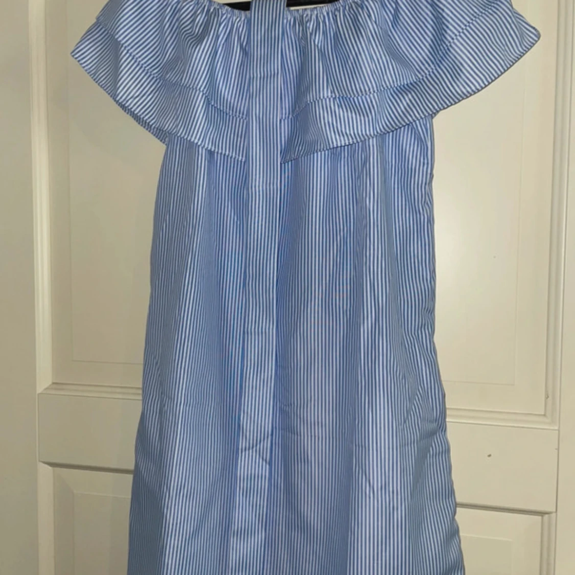 Blåvit randig offshoulder klänning DM