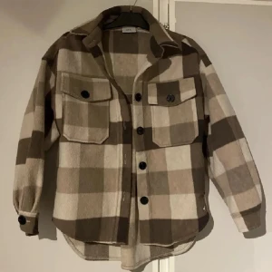 Rutig oversized kappa/skjortjacka - Otroligt snygg kappa som tyvärr inte kommer till användning. Något oversized i modellen och perfekt när till hösten. Hör av dig vid frågor eller önskemål om fler bilder😇