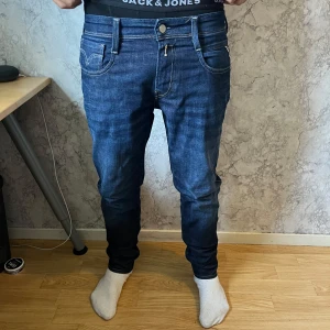 Replay Anbass jeans  - Snygga Replay Anbass jeans i mörkblå tvätt med klassiska kontrastsömmar och femficksdesign. Slim passform och normal midja. Jeansen har läderpatch med Replay-logga bak och coola detaljer på bakfickorna. Perfekta för dig som gillar stilrena och moderna jeans. Hör av dig vid minsta fundering, pris är ej hugget i sten vid snabb affär👍 W30 L30 het nya jeans, använda fåtal gånger o h är i nyskick kommer med original förpackning