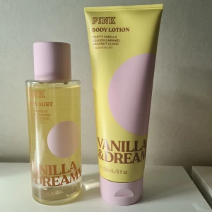 PINK Vanilla Dreamy Body Mist & Lotion - Set med PINK Vanilla Dreamy body mist och body lotion. Doft av fluffig vanilj, gyllene karamell och kokos. Mist i genomskinlig flaska med ljuslila lock, lotion i gul tub med lila detaljer. Vegansk, utan konstgjorda färgämnen och dermatologiskt testad. Bodymist provsprutad en gång och bodylotion endast testad på armen en gång, se vikt. Så gott som nytt  båda två. Säljs via köp nu inga förhandlingar. 