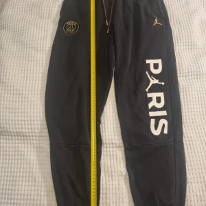 Byxor Jordan PSG - Byxor Jordan PSG. Se bilder för mått. Se gärna även mina andra annonser och skapa bundles. 