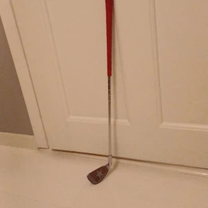 U.S. Kids 7 Iron 200 - Perfekt för unga golfare! Denna U.S. Kids 7-järnklubba har ett snyggt rött grepp och är designad för att passa juniorer. Ett bra val för dig som vill utveckla din golf på ett roligt och enkelt sätt. 60 cm lång. Helt okej skick. Bra till den som bara vill testa skjuta lite.