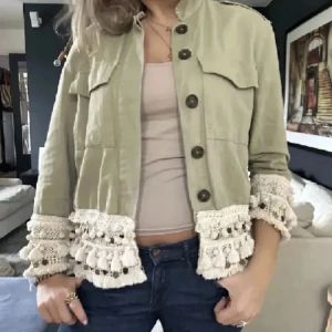 (Söker) Beige overshirt med virkade detaljer - Söker denna jätte fina gröna jackan i helst storlek M, betalar inte mer än 800kr!!💞