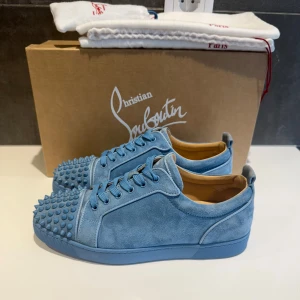 Christian Louboutin - Christian Louboutins i storlek 42 passar 43, skick 9/10 box dustbags snören medföljer vid köp, vid funderingar hör av er 