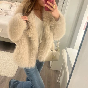 Beige pälsjacka från dressy - Säljer en otroligt snygg pälsjacka från dressy i mycket bra skick då den är väldigt sparsamt använd! Nypris 715 kr💗💗Jackan är supermysig och varm perfekt att ha för en snygg look! Jackan är i storlek xs🫶